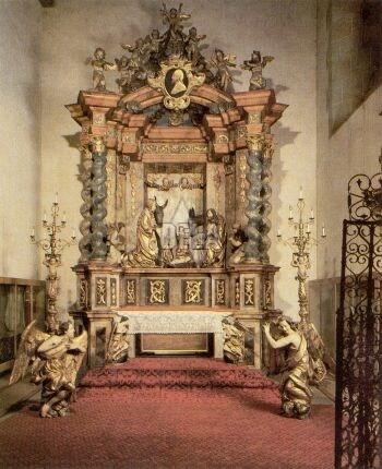 Barokový oltár Narodenia s gotickými sochami od Majstra Pavla.