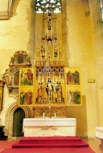 Oltár Vor dolorum. Na tvárach Madonny a sv. Jána vidieť podobu panovníka Mateja Korvína a jeho druhej manželky.