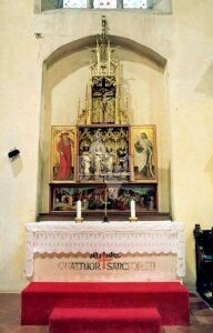 Oltár Vianočnej predely je zostavený z viacerých oltárov. Sochy sú zo začiatku 15.storočia, maľba predely zo 14.storočia, patrí k najlepším maľbám kostola.